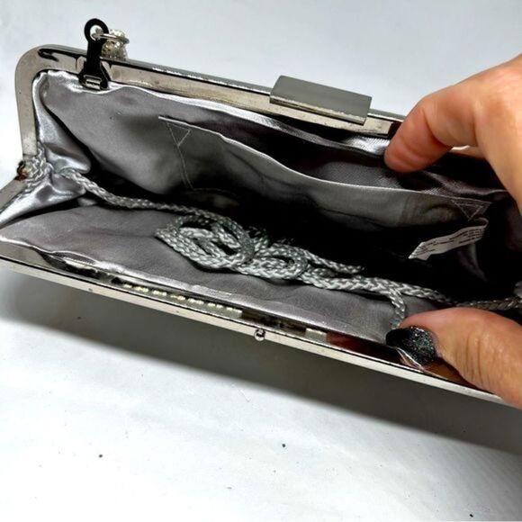 VINTAGE SILVER METALLIC HANDBAG EVENING GLITZ HINGE CLOSURE Shoulder Strap - Picture 4 of 6